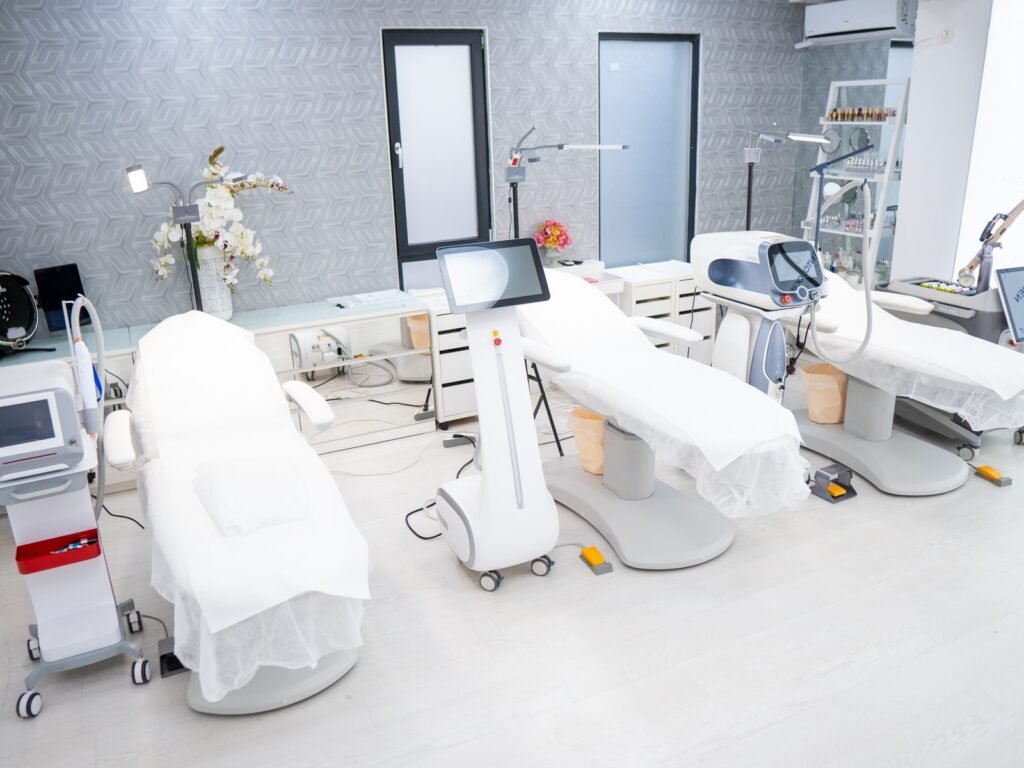 Cabinet de practică al Colegiului de Estetică, echipat cu aparatură profesională