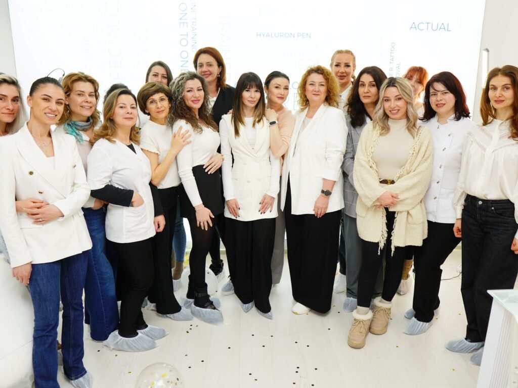 Grupă mare de absolvenți ai Colegiului de Estetică la finalul cursului